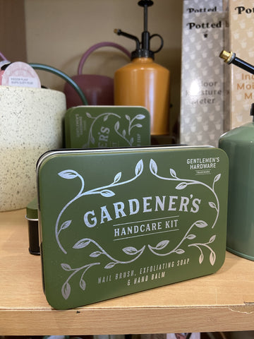 GARDENERS GIFT SET IN TIN - NAIL BRUSH SOAP BALM 